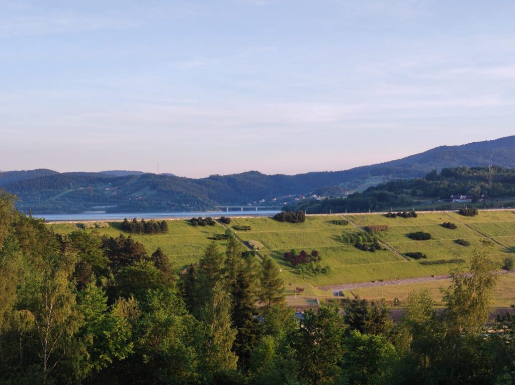 Widok Jezioro Mucharskie z okolic pensjonatu Na Gołębiówce