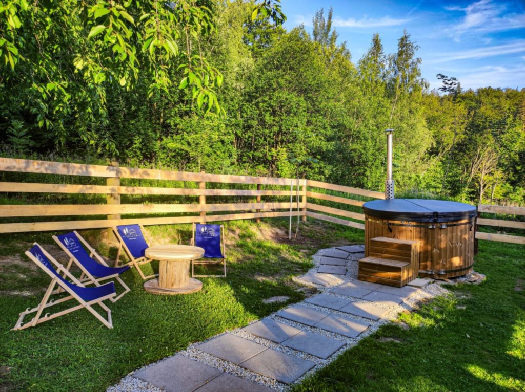 Balia kąpielowa w ogrodzie pensjonatu w Jaroszowicach blisko Wadowic - atrakcje dla gości nad Jeziorem Mucharskim