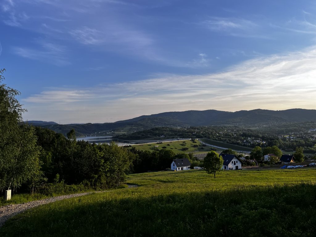 Widok na Jezioro Mucharskie i zaporę w Świnnej Porębie, w pobliżu pensjonatu