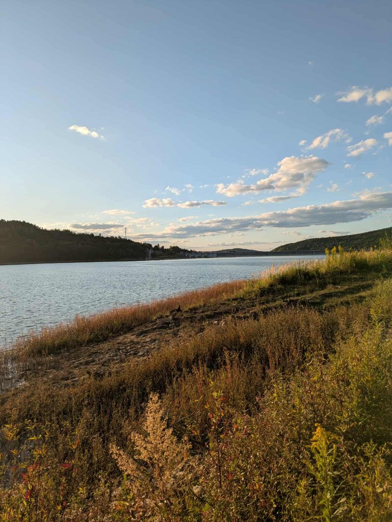 Widok z brzegu na Jezioro Mucharskie